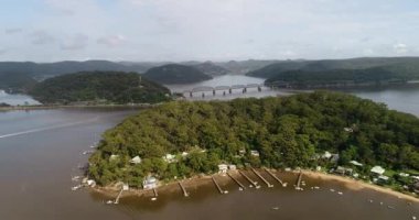 Brooklyn yakınlarındaki Hawkesbury nehrindeki Dangar adasının limanı ve Central Coast 'a giden demiryolu hattı..