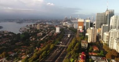 Kuzey Sydney şehir merkezinin geniş manzarası. Havada asılı duruyor..