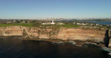 Macquarie deniz feneri South Head 'deki kumtaşı uçurumunun tepesinde Sydney Limanı' nın girişinde. Açık denizden görünüm.