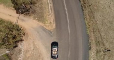 Mavi Dağlar 'ın kırsal kesimlerinde uçan iki genç kadın..