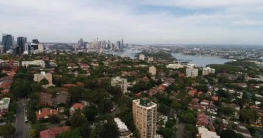 Kargalar Yuvası ve Kuzey Sydney 'nin yerleşim bölgeleri Sydney City CBD ve limanına bakıyor..