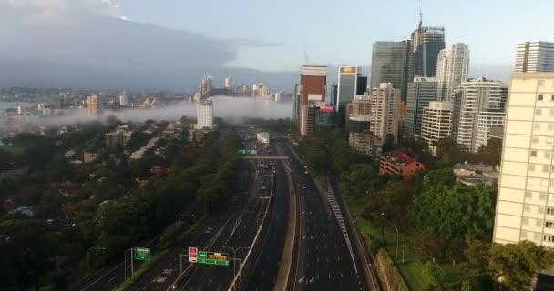 シドニー北部の有料道路が朝の霧の天気でシドニーハーバーブリッジにつながる — ストック動画