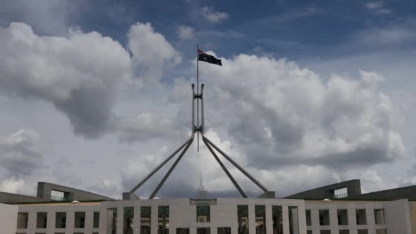 Australische Nationale Vlag Hoge Vlaggenmast Tegen Blauwe Lucht Zwaaiend Het — Stockvideo