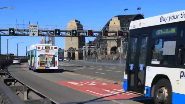 Movimiento Rápido Ciudad Bajo Tráfico Con Destino Entrar Puente Del — Vídeo de stock