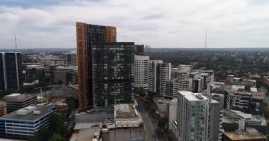 St Leonard 'ın çevresindeki hava taramaları modern kentsel Sydney şehrinin iç kesimlerinde yüksek katlı apartman kuleleri..