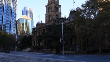 Sydney 'deki belediye binası George caddesindeki geniş panoramada..
