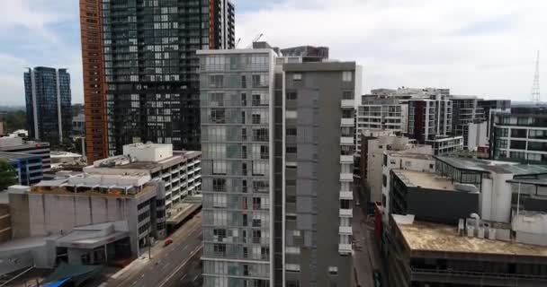 Modernos Edificios Apartamentos Residenciales Leonards Suburbio Ciudad Sydney Vuelo Aéreo — Vídeo de stock