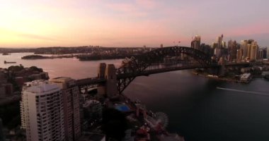Sydney Limanı üzerinde gün doğumu ve büyük CBD şehirleri Sydney Limanı köprüsü geniş hava manzaralı..