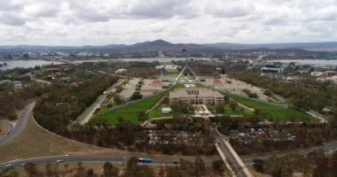 Canberra 'da Melbourne Bulvarı Federal Parlamento binasının arka tarafından havadan uçakla uçarken..