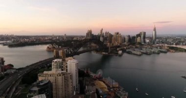 Sydney Limanı Köprüsü ve Lavanta Koyu 'na giden otoban üzerinde Sydney şehri CBD manzaralı..