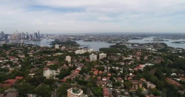 Sydney Limanı ve CBD yüksek binalarına bakan Sydney 'nin aşağı kuzey kıyısındaki banliyölerinde..