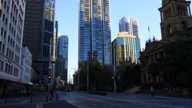 Sydney City 'deki belediye binasının çevresindeki George Caddesi' nin köşesinde geniş bir panorama var..
