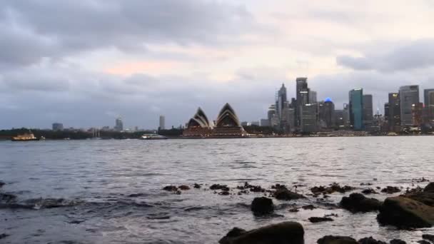 環状線をまたぐシドニー港の水面と パノラマの遅い日没時の主要都市のランドマーク — ストック動画