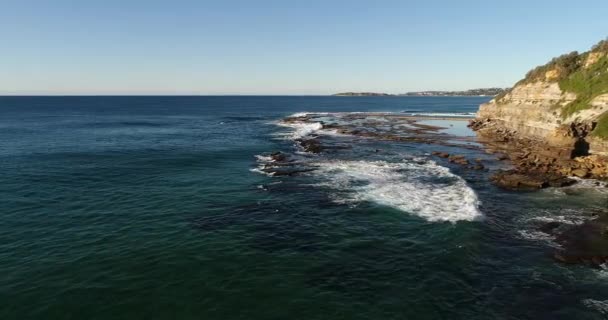 Zandsteen Plateau Getroffen Door Stille Oceaan Golven Rond Narrabeen Hoofd — Stockvideo