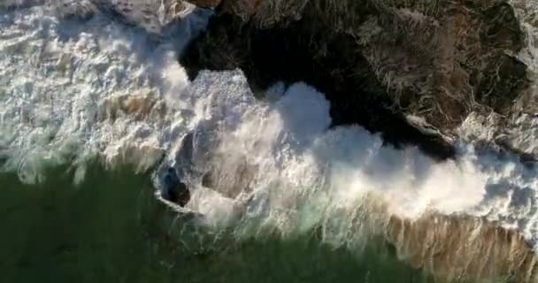 Rocher plat de grès lavé par des vagues infinies de l'océan Pacifique en vue aérienne au-dessus .