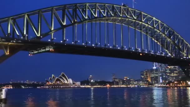 Sydney Harbour Brug Bij Zonsondergang Met Heldere Verlichting Langzaam Panning — Stockvideo