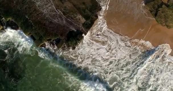 Arena Amarilla Playa Turimetta Entre Rocas Arenisca Golpeadas Por Las — Vídeos de Stock