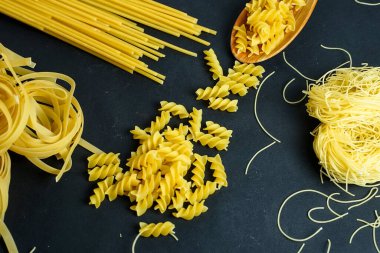 Bir sürü farklı spagetti. Makarna