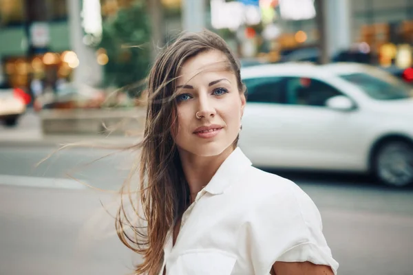 Primer plano retrato de mujer caucásica chica con ojos azules con pelo largo rubio desordenado mirando hacia otro lado en el día ventoso al aire libre, tonificado con filtros de Instagram, viejo estilo de efecto de película retro vintage — Foto de Stock