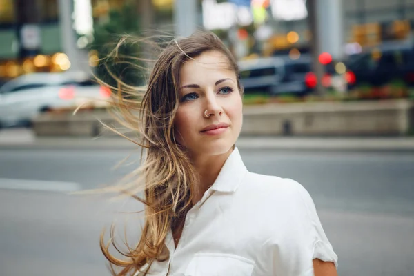 Primo piano ritratto di donna caucasica ragazza con gli occhi azzurri con i capelli lunghi biondi disordinato guardando lontano il giorno ventoso all'aperto, tonica con filtri Instagram, vecchio stile vintage effetto film retrò — Foto Stock