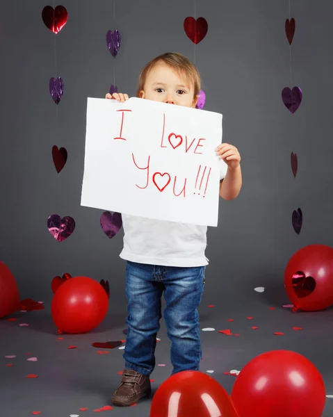 Niño sosteniendo un pedazo de papel —  Fotos de Stock