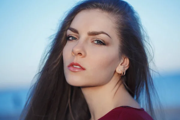 Closeup retrato de pensivo triste solitário caucasiano jovem bela mulher com cabelos longos bagunçados no dia ventoso ao ar livre ao pôr do sol, olhando na câmera — Fotografia de Stock