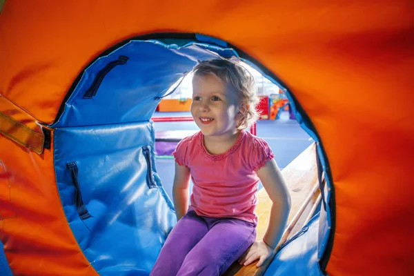 Retrato de branco loiro caucasiano feliz sorrindo bebê menina criança fazendo exercícios no ginásio desfrutando de aula de esporte — Fotografia de Stock