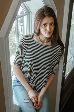 Güzel kadın oturuyor. 