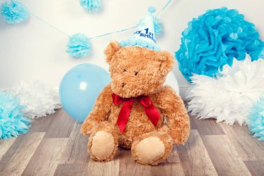 yere oturmak oyuncak ayı