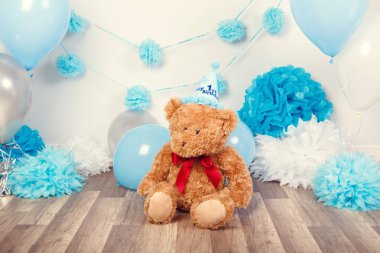 yere oturmak oyuncak ayı