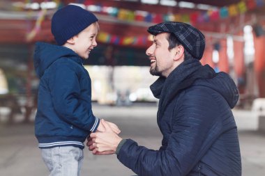  Baba oğul konuşuyor. 