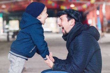  Baba oğul konuşuyor. 
