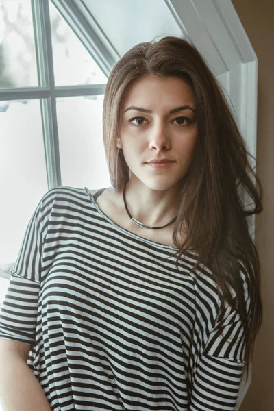 Güzel kadın oturuyor. 