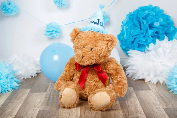 yere oturmak oyuncak ayı