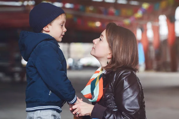 Mãe e filho falando — Fotografia de Stock