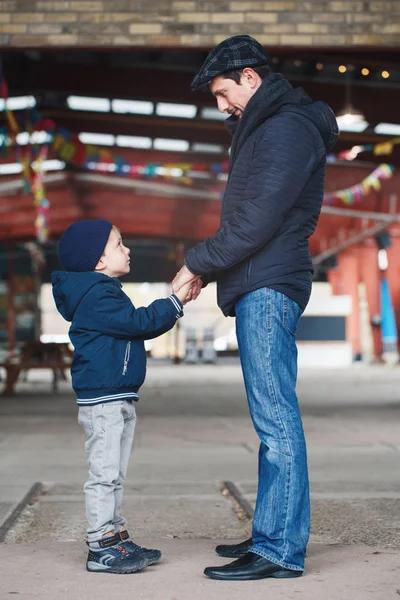  Baba oğul konuşuyor. 