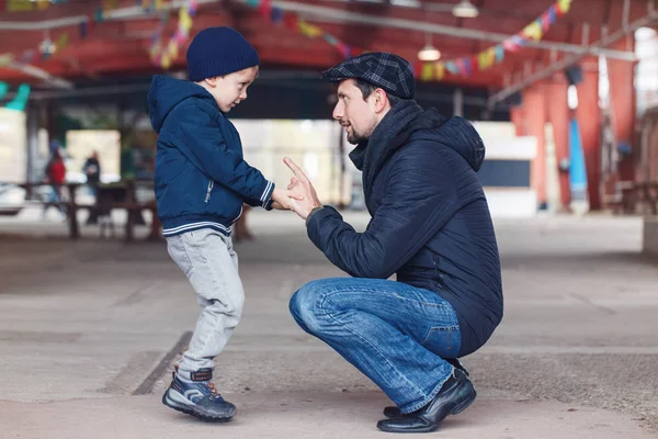  Baba oğul konuşuyor. 