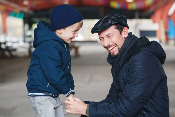  Baba oğul konuşuyor. 