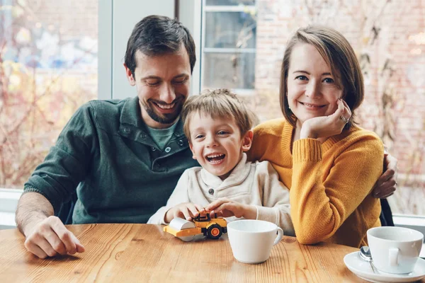 Счастливая семья, сидящая в ресторане — стоковое фото