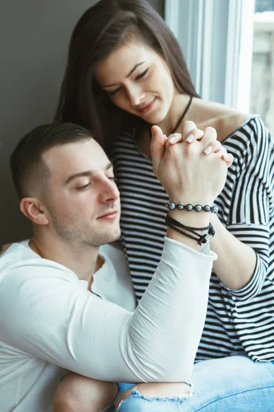 Hombre y mujer en el amor abrazos —  Fotos de Stock