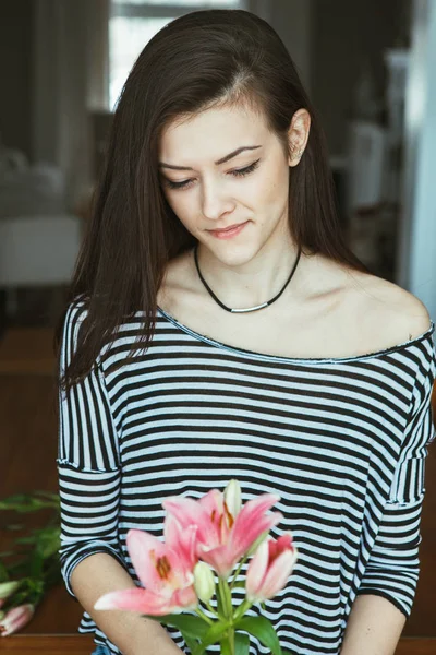 Vrouw model met bloemen — Stockfoto