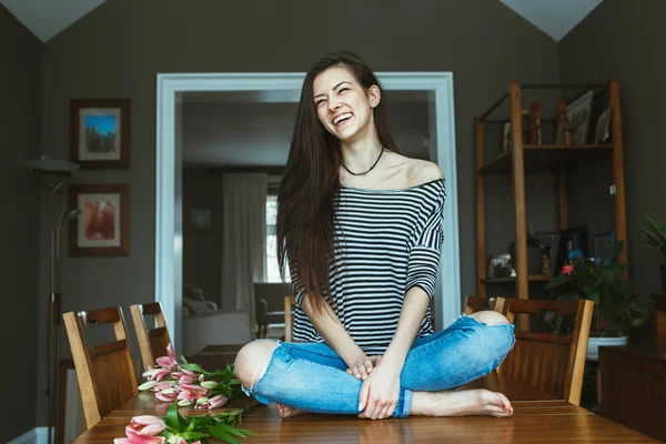 Mulher sentada na mesa — Fotografia de Stock