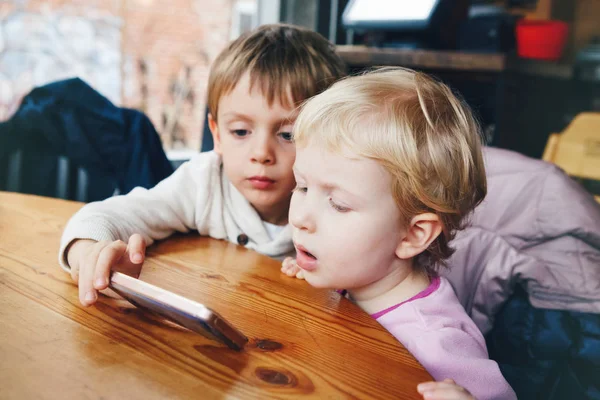 Toddlers boy and girl playing — Stock Photo, Image