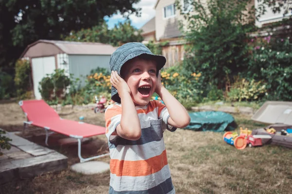 Ragazzo con espressione faccia divertente — Foto Stock