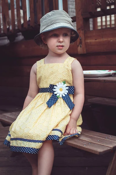 Flicka i gul klänning — Stockfoto
