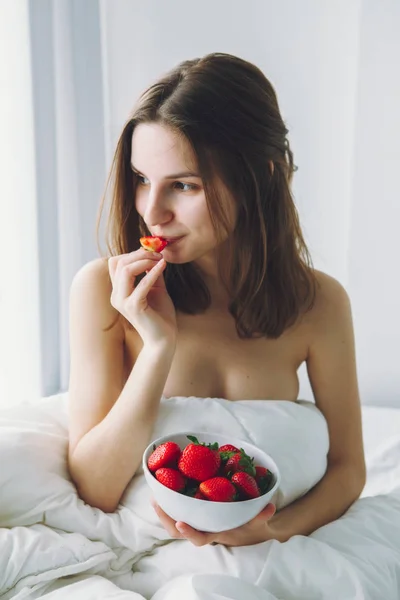 Wanita makan stroberi — Stok Foto