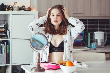 kadının makyaj yapması