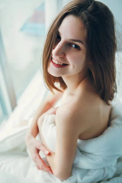 Nő ült az ágyban — Stock Fotó