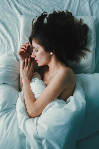 Donna sdraiata a letto dormire — Foto Stock