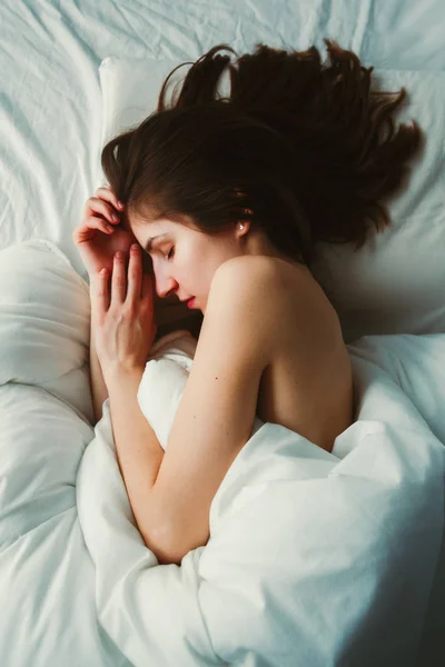 Frau liegt schlafend im Bett — Stockfoto